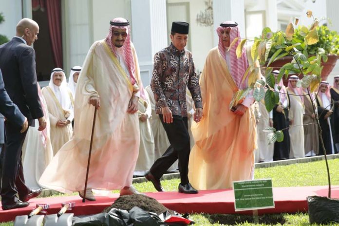 Raja Arab Saudi Salman bin Abdulaziz Al-Saud (kedua kiri) ditemani Presiden Joko Widodo (ketiga kiri) bersiap menanam pohon ulin di halaman tengah Istana, Jakarta, Kamis (2/3).