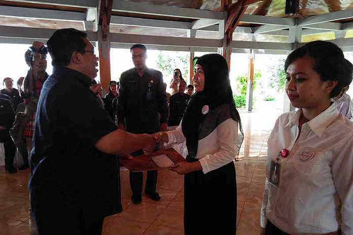 Belasan Bidan PTT Gagal Jadi CPNS 1 bidan