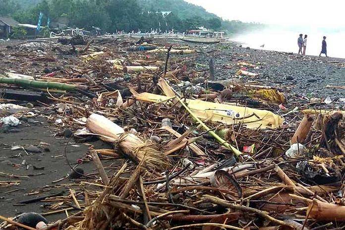 Pantai Pesinggahan Dipadati Sampah 1 pantai
