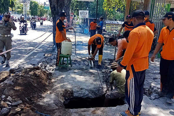 Picu Banjir, BPBD Bongkar Got di Jalan Ahmad Yani 1