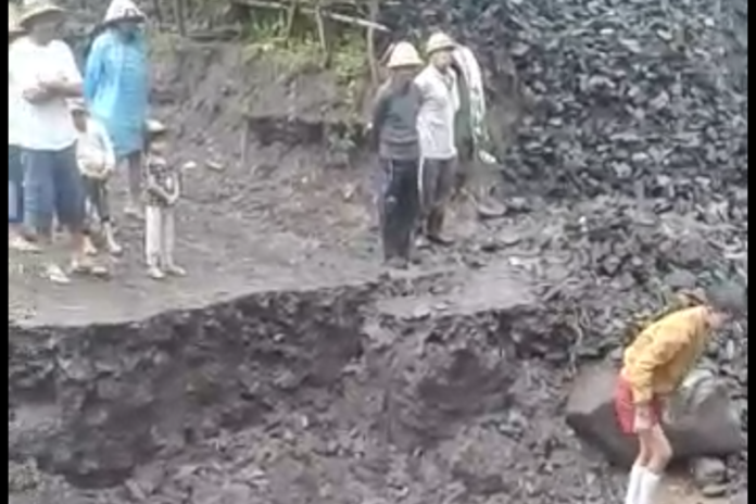 Jalan Penghubung Banjar Geriana Kangin dan Kauh Putus Diterjang Banjir 1