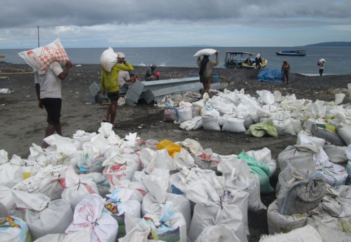 Pantai Pesinggahan menjadi penyeberangan barang material