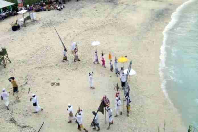 Warga Nusa Penida gelar Melasti