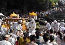 Odalan di Tanah Lot