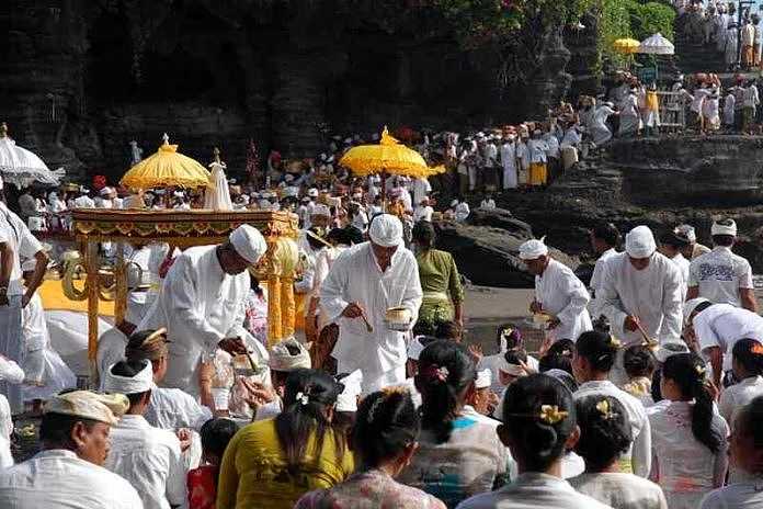 Odalan di Tanah Lot