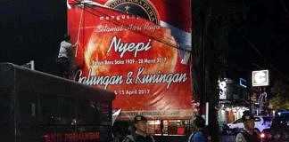 Polisi Bersenjata Turunkan Baliho