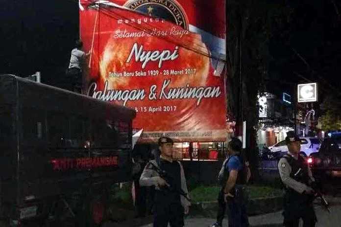 Polisi Bersenjata Turunkan Baliho