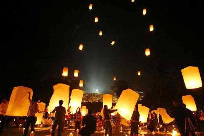 Pelepasan lampion di Borobudur