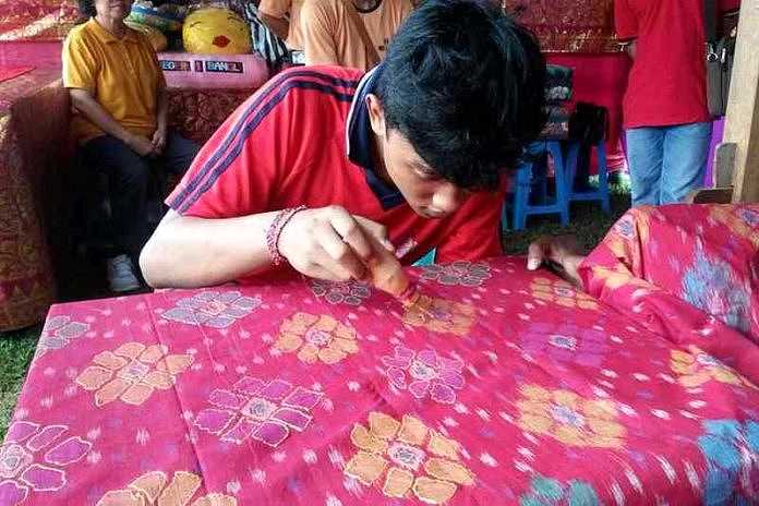 Siswa SLB di Bangli Kreasikan Kain Endek Dengan Prada 1 siswa