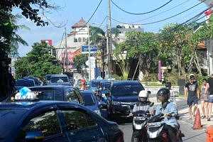 Akibatkan Kemacetan di Badung Selatan, Parkir di Badan Jalan akan