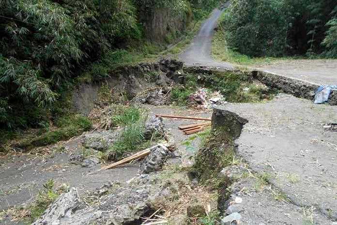 Jalan Dusun Gunung Kunyit-Dusun Wanasari Putus 1 roda