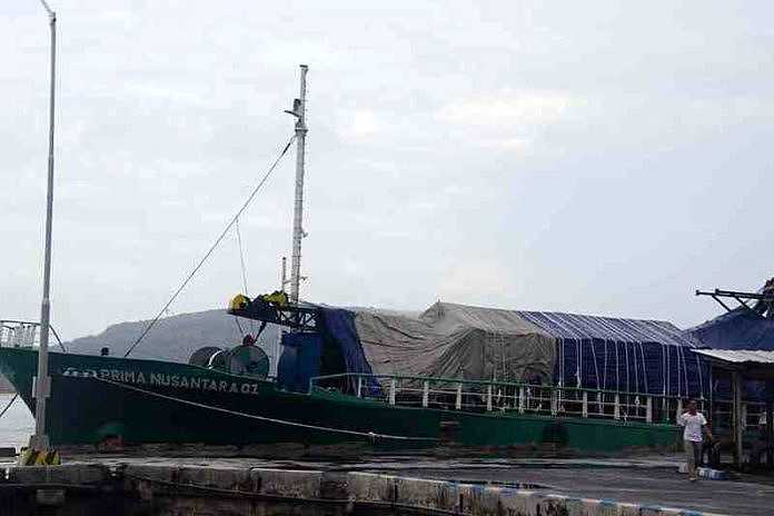 Layanan mudik ke Madura menggunakan kapal dari Pelabuhan Tanjungwangi, Banyuwangi, Jawa Timur (Jatim), terganggu, Rabu (21/6). Pemicunya, kapal Prima Nusantara 01 rute Banyuwangi-Madura batal berangkat akibat mesin rusak. Sebanyak 150 penumpang terpaksa menunggu di atas kapal sambil menunggu perbaikan mesin.