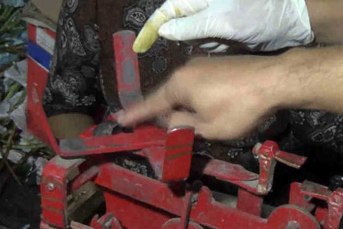 Petugas Temukan Timbangan Isi Pemberat 1 petugas