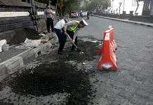 Polisi Tambal Jalan Berlubang di Penelokan polisi