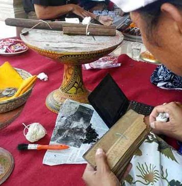 Sadur Lontar Kuno, Pemkab akan Libatkan Penyuluh Bahasa Bali