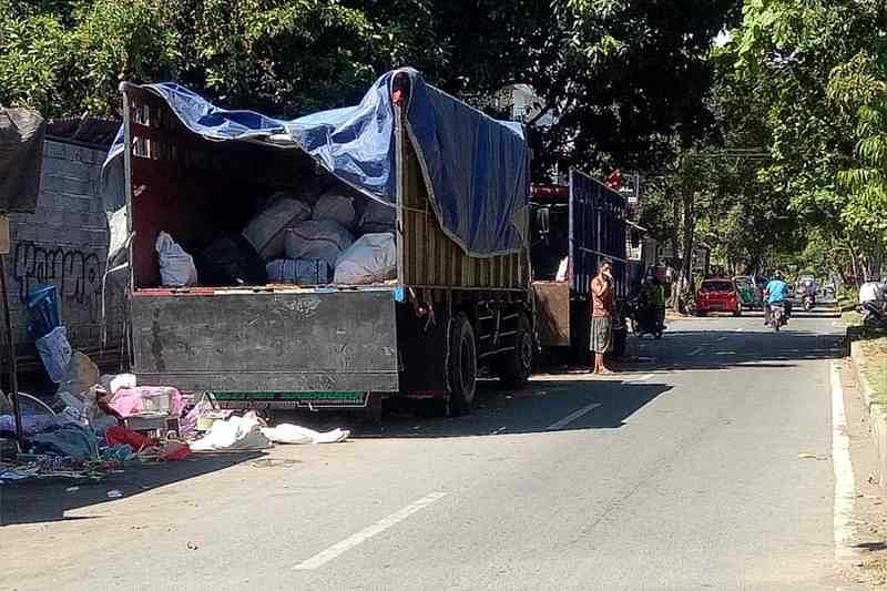  Truk  Bongkar Muat  di Bahu Jalan Dikeluhkan BALIPOST com