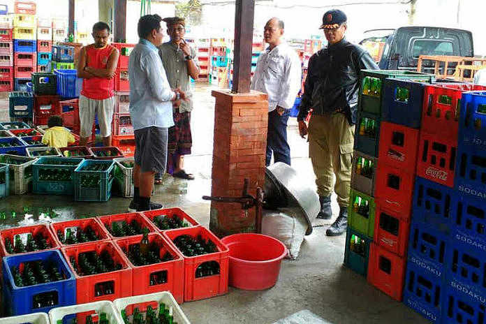 Dinas Satpol PP dan Pemadam Kebakaran (Damkar) Kabupaten Bangli menutup tempat usaha produksi minuman temulawak di Banjar Petak, Kelurahan Bebalang, Bangli. Penutupan dilakukan lantaran selama berproduksi, tempat usaha tersebut tak mengantongi izin dari pemerintah.