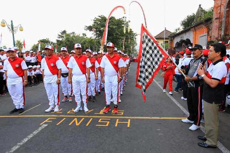Peringatan HUT RI, Ribuan Orang Ikuti Lomba Gerak Jalan | BALIPOST.com