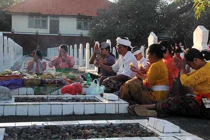 Tradisi Sembahyang di Kuburan Semakin Lestari Saat Perayaan Pagerwesi 1 tradisi