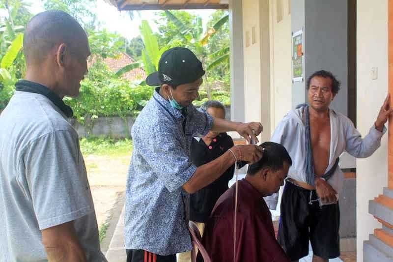  Anak  anak  di  Pengungsian Rendang Antusias Dapat Potong  