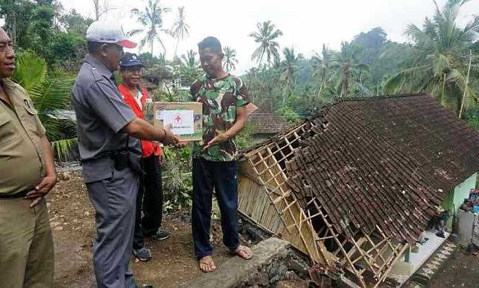 Korban Longsor di Takedan, Wabup Kasta Serahkan Bantuan 1