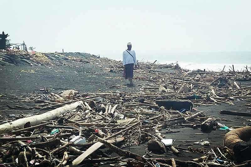 Meningkat Volume Sampah di Pesisir Pantai  di Klungkung 