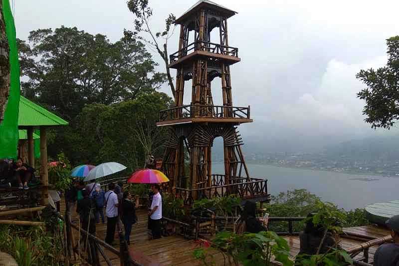 Cobain Yuk Swafoto di Menara  Bambu  Hitam BALIPOST com