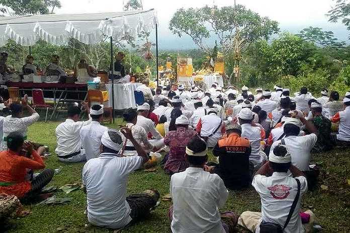 Ratusan Krama Bali Sembahyang Bersama di Pos Pemantau Rendang 1