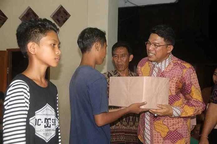 Dirjen Bimas Hindu Serahkan Bantuan Sosial Erupsi Gunung Agung 1 Bimas