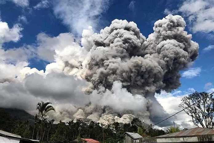Gunung Sinabung Kembali Meletus, Luncuran Awan Panas Sejauh 4,6 Km 1 Sinabung