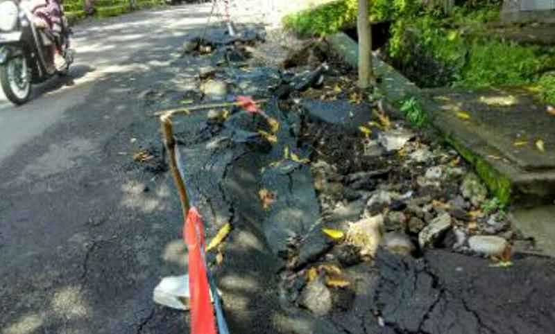 Jalan dan Trotoar Depan Kantor DPMD Tabanan Amblas | BALIPOST.com