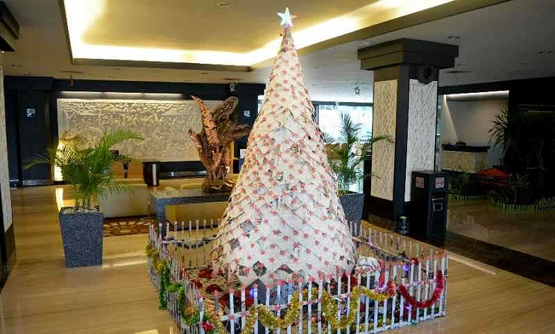 Ratusan Lembar Koran  Dijadikan Pohon  Natal  BALIPOST com