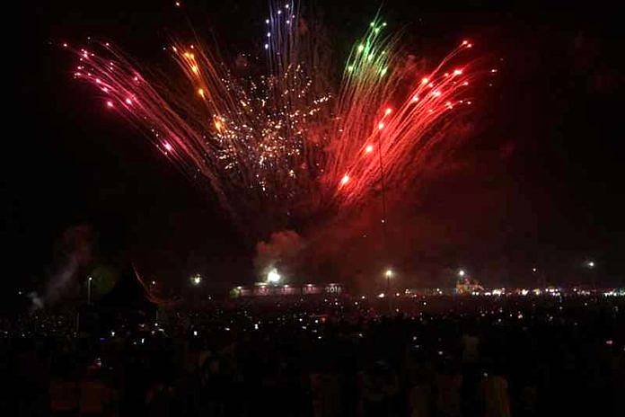 Pesta Kembang Api Batal di Tengah Laut, Digeser ke Bibir Pantai Kuta |  BALIPOST.com