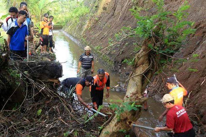 Longsor Tutupi Irigasi, Wabup Kasta Ikut Evakuasi Material 1 Longsor