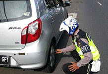 Polisi Gemboskan Ban Kendaraan Salah Parkir di Ubud gembos ban