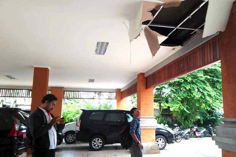 Sebulan Selesai Plafon Gedung DPRD Sudah Jebol BALIPOST com Sebulan Selesai Plafon Gedung DPRD Sudah Jebol BALIPOST com