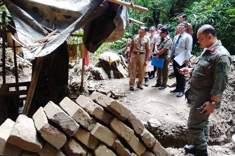 Disidak Penambangan Batu Padas  di Tukad Sangsang 