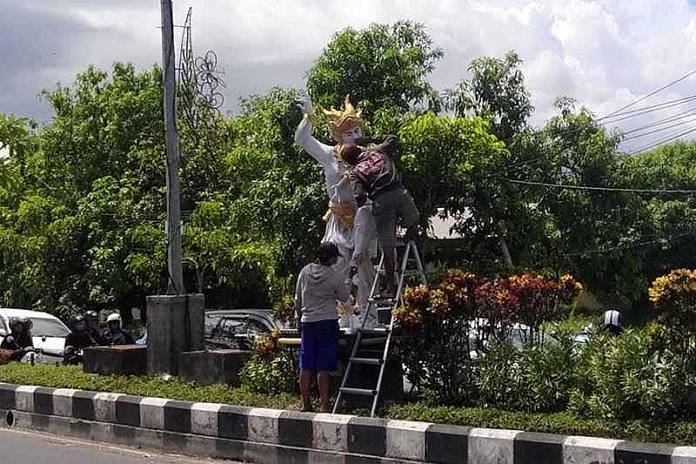 Patung media jalan di badung