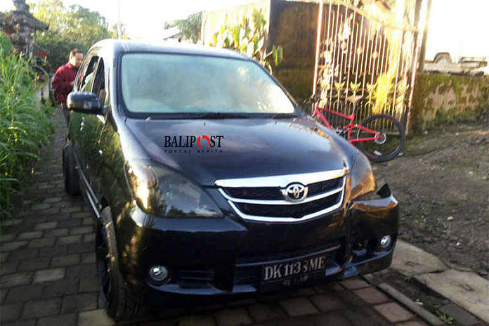 Warga Digegerkan Adanya Mobil Ringsek dan Bekas Tertembak di Pinggir Jalan 1