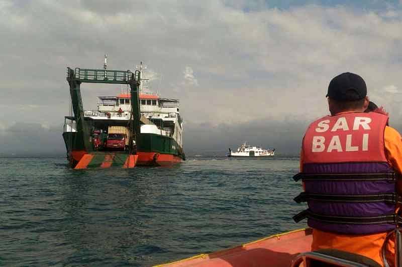 Kapal Kandas 1 Mil dari LCM Gilimanuk, Penumpang Dievakuasi | BALIPOST.com