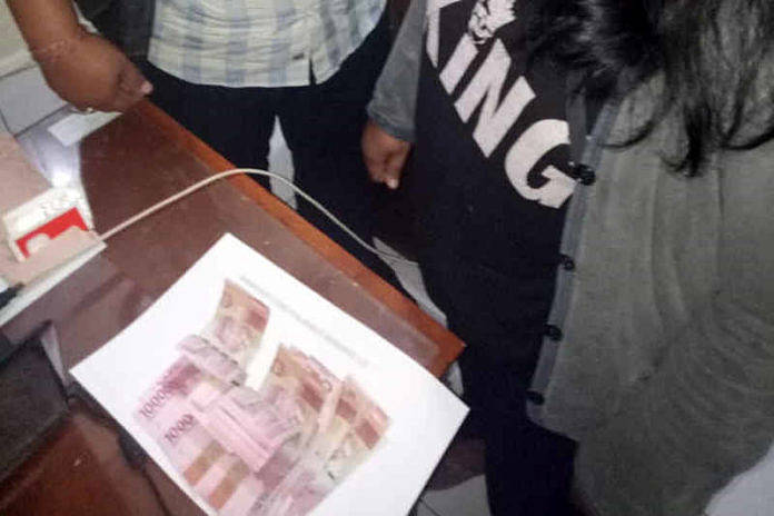 Berdalih Pinjam Charger, Perempuan Paruh Baya Curi Uang di Mesin Kasir 1