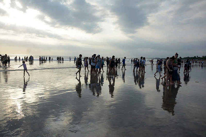 Kunjungan ke Pantai Kuta Empat Kali Lipat Saar Libur Lebaran 1
