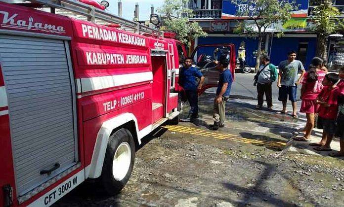 Gudang ACK Fried Chicken Pekutatan Terbakar 1