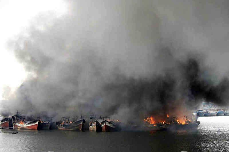 Пожар на корабле. Жилой корабль горит братеево. Горел корабль. Пожар на корвет проворный в санкт петербурге. Затонул корабль шри ланка.