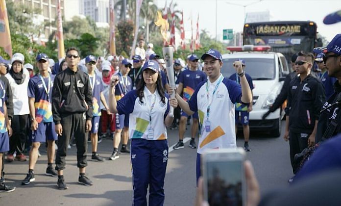 Partisipasi di Asian Games, Livi Zheng Bawa Obor di Bundara HI 1
