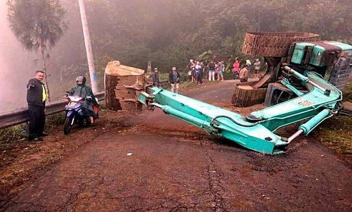 Tronton Tak Kuat Nanjak, Alat Berat Terguling di Jalur Kintamani-Catur 1