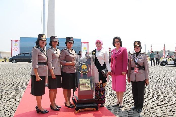 Polwan Polda Bali Terima Piala Bergilir