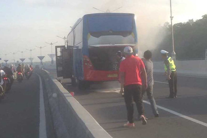 Bus Pariwisata Terbakar di Jalan Tol, Seluruh Penumpang Dievakuasi 1