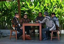 Rehat Sejenak, Presiden Sempatkan Diri Ngopi