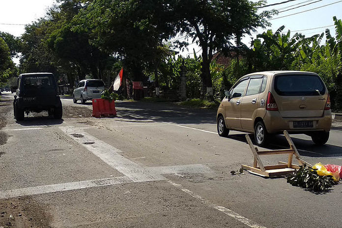 Aksi Protes Protes Jalan Berlubang, Warga Pasang Portal dan Bendesa 1